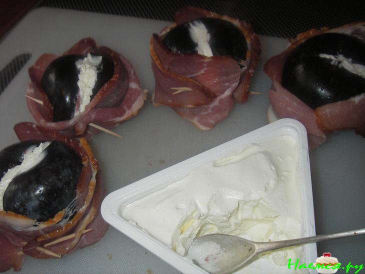 Сливы с сыром и копченой грудинкой