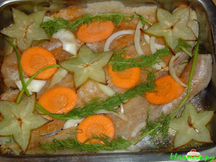 Рыба, запеченная под соевым соусом с карамболой Рыба, запеченная под соевым соусом с карамболой