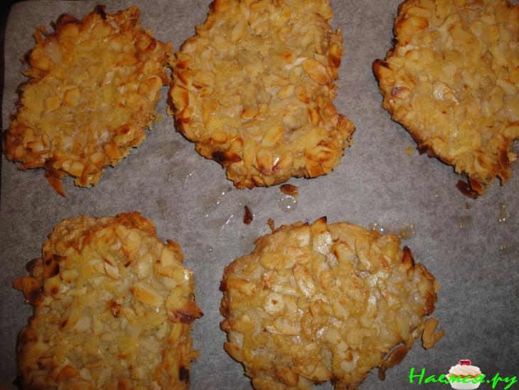 Шницель в миндально-сырной панировке с пряным овощным салатом