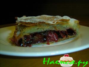 Вишневый слоеный пирог  
