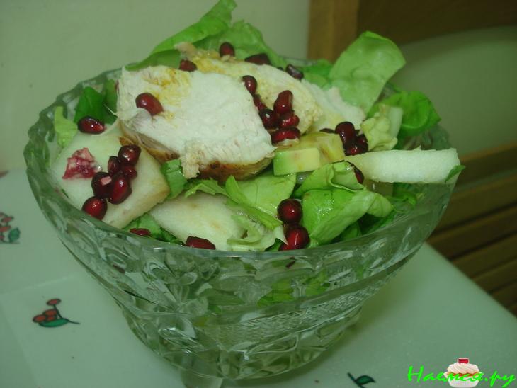 Салат из курицы с сельдереем, авокадо и салатом