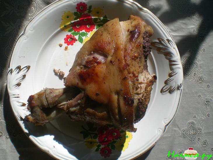 Свиная рулька с чесноком и аджикой