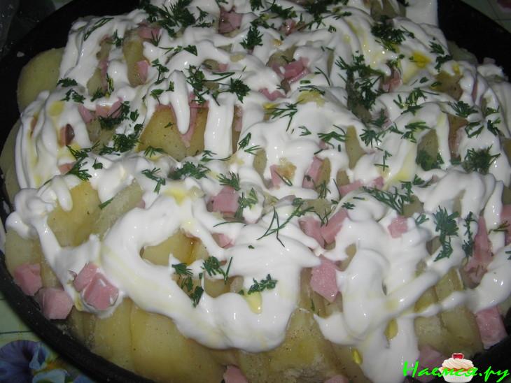 Картофель запеченный со сметаной