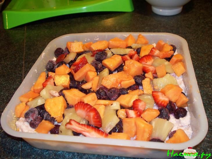 Творожно-фруктовый торт без выпечки