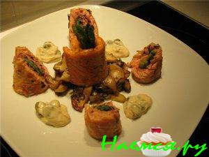 Рулетик из семги с грибами