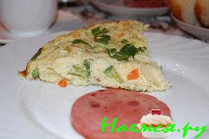 Омлет с овощной смесью и вареной колбасой