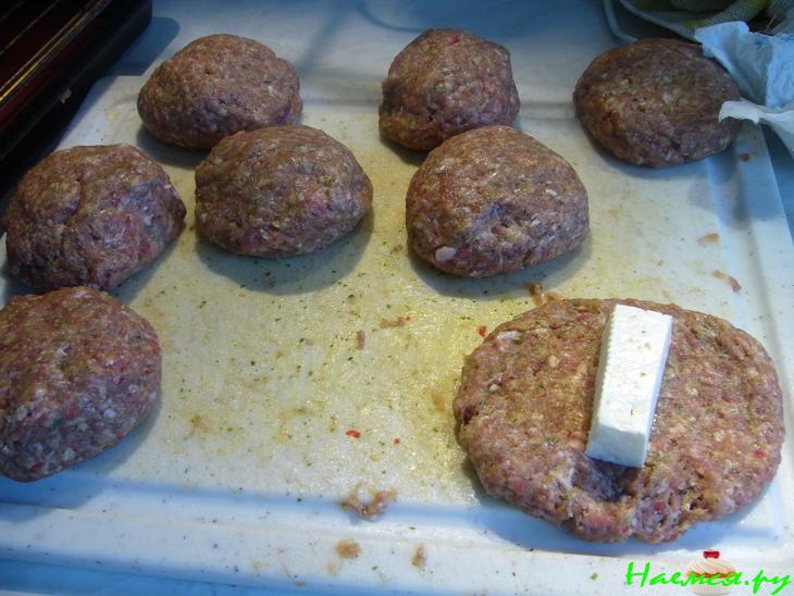 Bifteki (бифштекс) с сыром фета и соусом тцацики