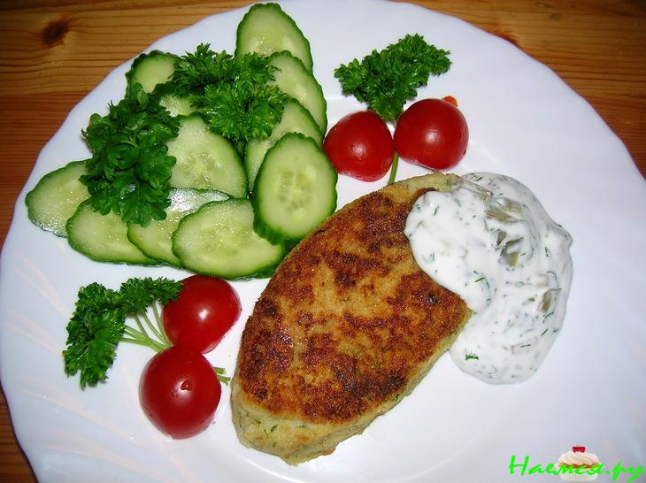 Зразы картофельные с креветками и яйцом под соусом