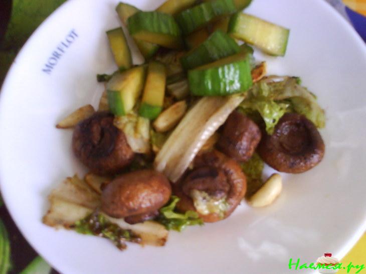 Птичка под мхом