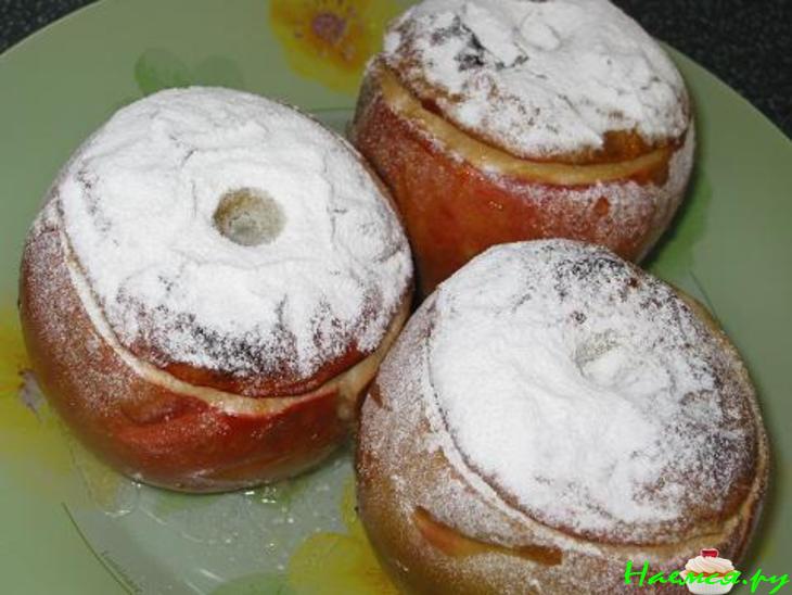Печеные яблоки с черносливом, медом и орехами