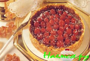 Хрустящий миндальный пирог с ягодами