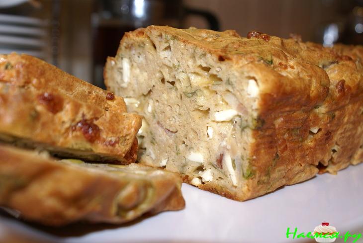 Ржаной кекс с беконом, брынзой и оливками