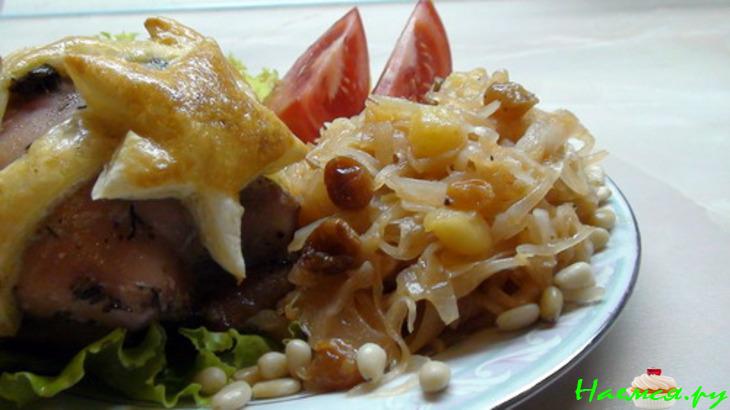 Капуста тушёная с изюмом, яблоками и мускатом Капуста тушёная с изюмом, яблоками и мускатом