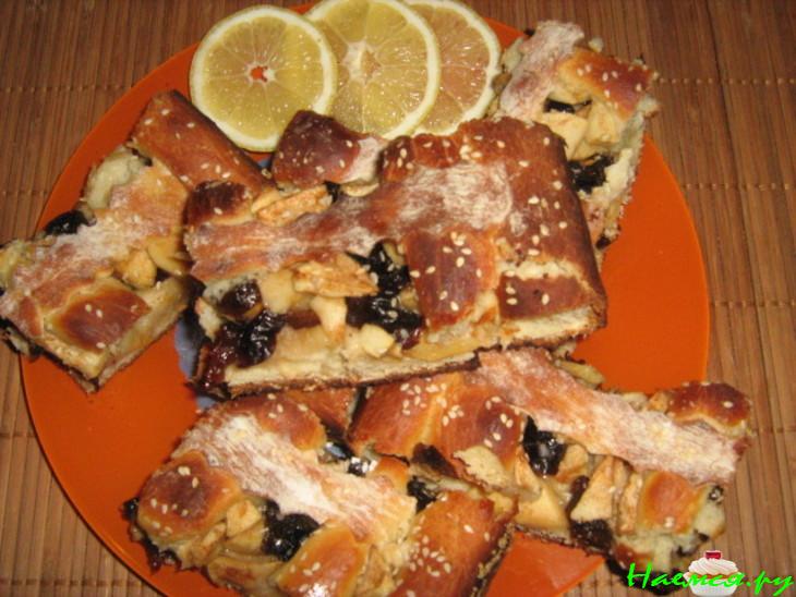 Пирог с яблоком, айвой и черносливом