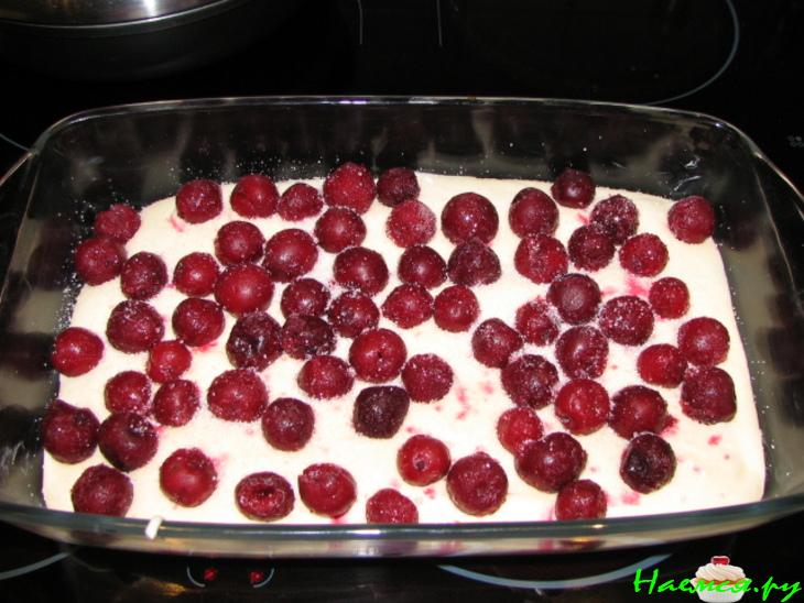 Быстрый пирог с замороженными ягодами