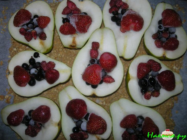 Груши с ягодами