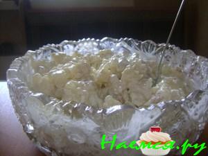 Салат из цветной капусты с яйцами и чесноком