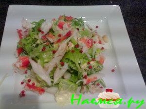Салат с крабами, вассаби и рукколой