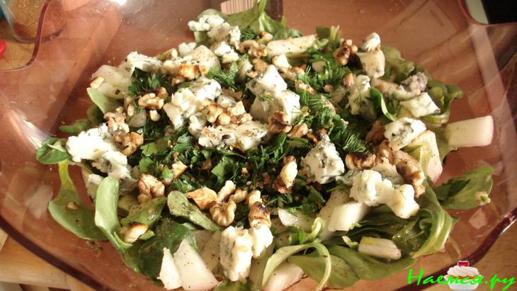 Салат "Любимый" с грушей и авокадо