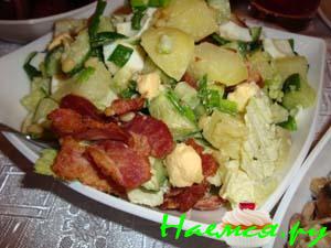 Салат китайский с беконом и сухариками