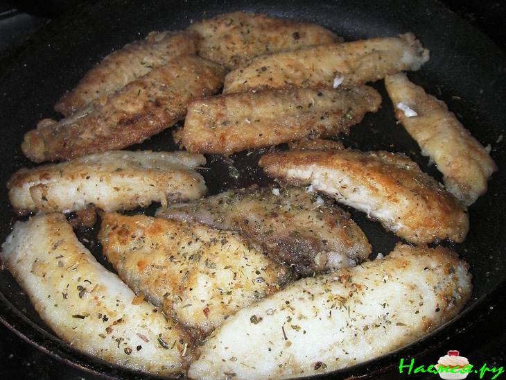 Тилапия запеченная с кабачками и соусом из айвы