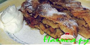 Яблочный штрудель с миндалем и изюмом