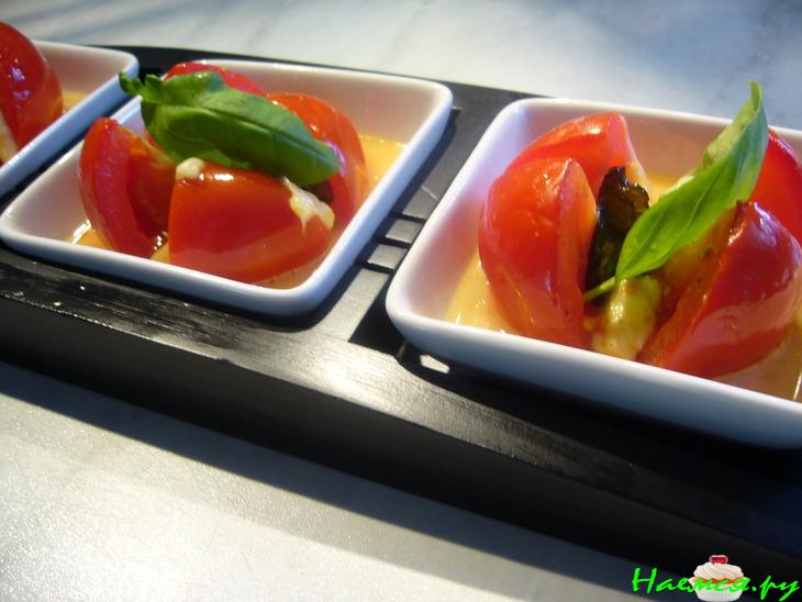 Помидоры с моцареллой, запеченные в фольге