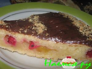 Пирог со сливой и красной смородиной