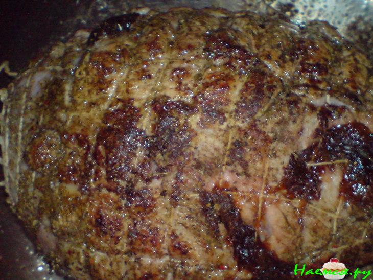 Мясо, запеченное под сметанно-горчичным кремом и нашпигованое черносливом Мясо, запеченное под сметанно-горчичным кремом и нашпигованое черносливом