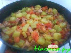 Овощное рагу с молочной колбасой