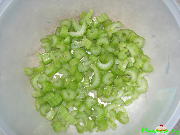 Салат из сельдерея с тунцом
