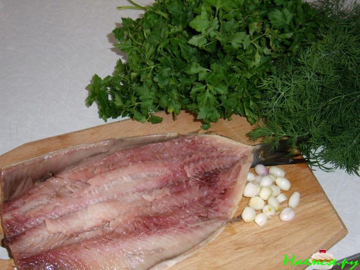 Рулетик рыбный с зеленью и луком