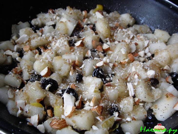 Яблочный соус и изюмом и миндалем для курицы, мяса...