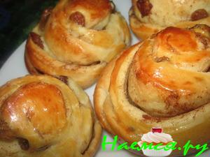 Плюшки с изюмом и корицей + булочки с повидлом Плюшки с изюмом и корицей + булочки с повидлом