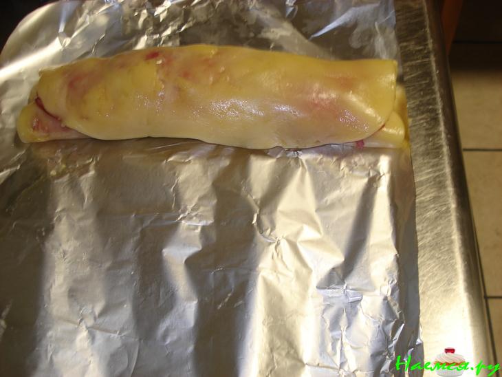 Сырный рулет с салями