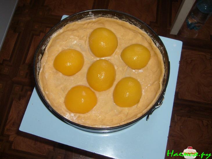Пирог с творогом и персиками