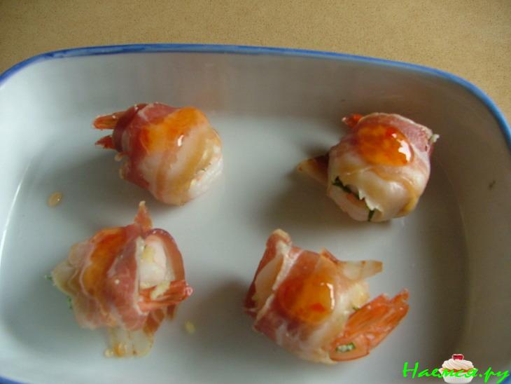 Креветки в беконе, фаршированные пармезаном и базиликом