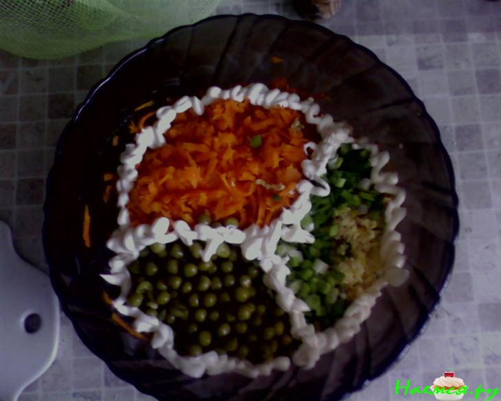 Морковный салат с горошком и чесноком