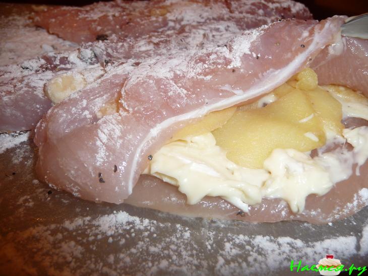 Куриная грудка с яблоком и сыром brie