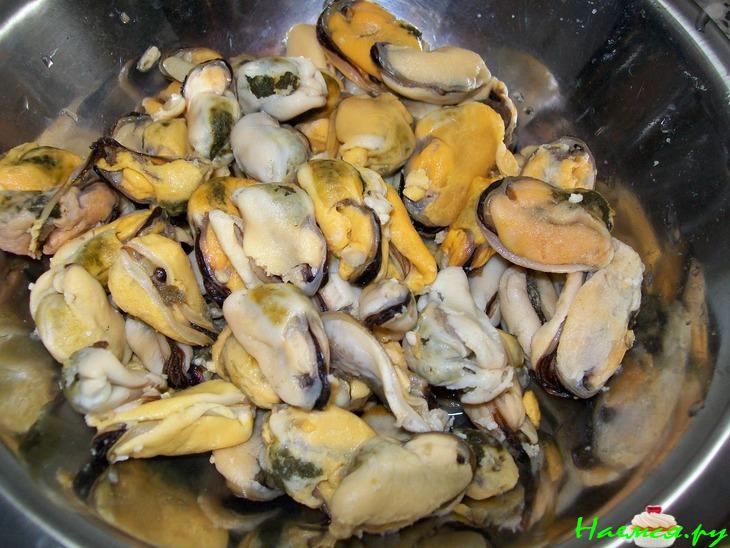 Мидии в восточном стиле и салат из пророщенного маша