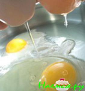 Яичница с сыром и солеными огурцами