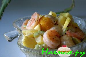 Салат-коктейль с креветками, фруктами и сельдереем