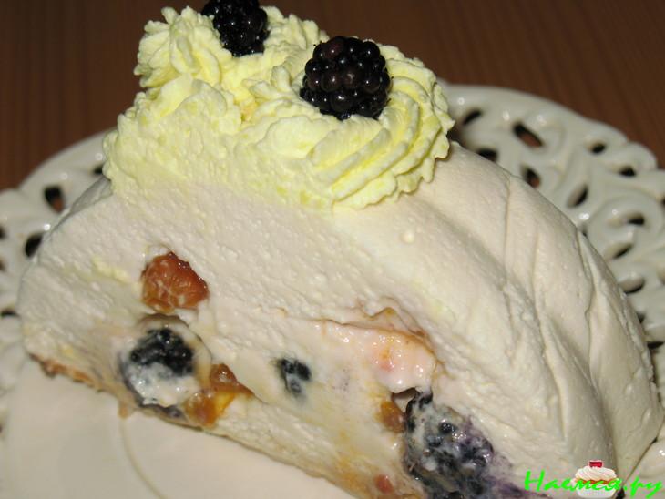 Сырно-творожный десерт с ежевикой и морошкой