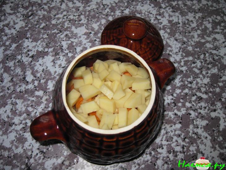 Жаркое с котлетой в горшочке