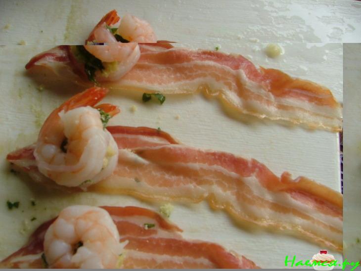 Креветки в беконе, фаршированные пармезаном и базиликом