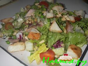 Салат из курицы и зеленого горошка