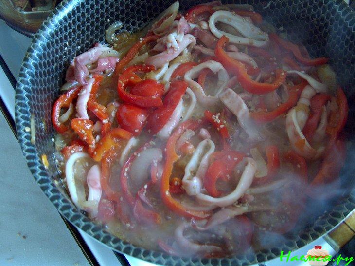 Кальмары в овощах