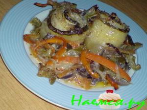 Рулеты из рыбы и цуккини с овощами