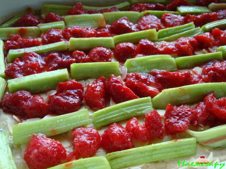 Пирог с ревенем и клубничкой