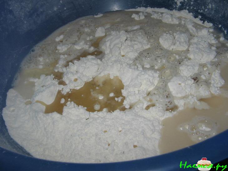 Пирог с двумя видами сыра из теста для пиццы